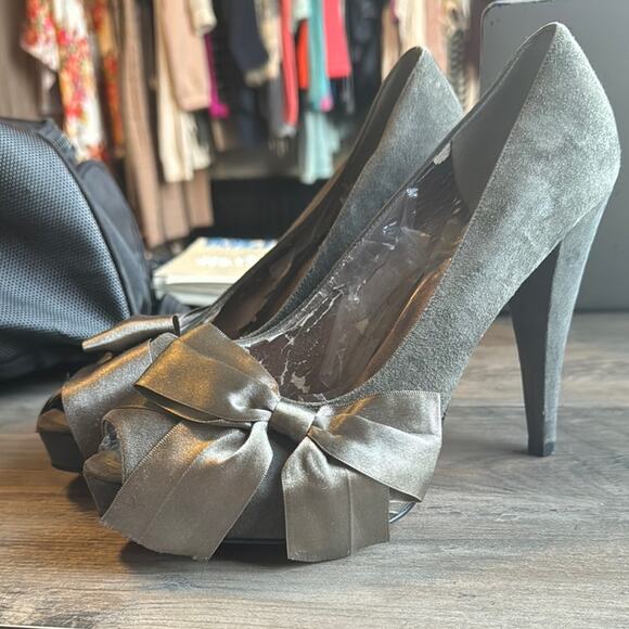 Elegant Gray Suede Heels with Bow - Picture 1 of 1